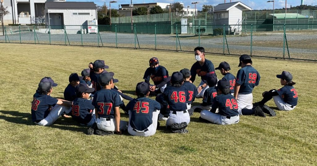 野球場の観客席に座っている子供たち

低い精度で自動的に生成された説明